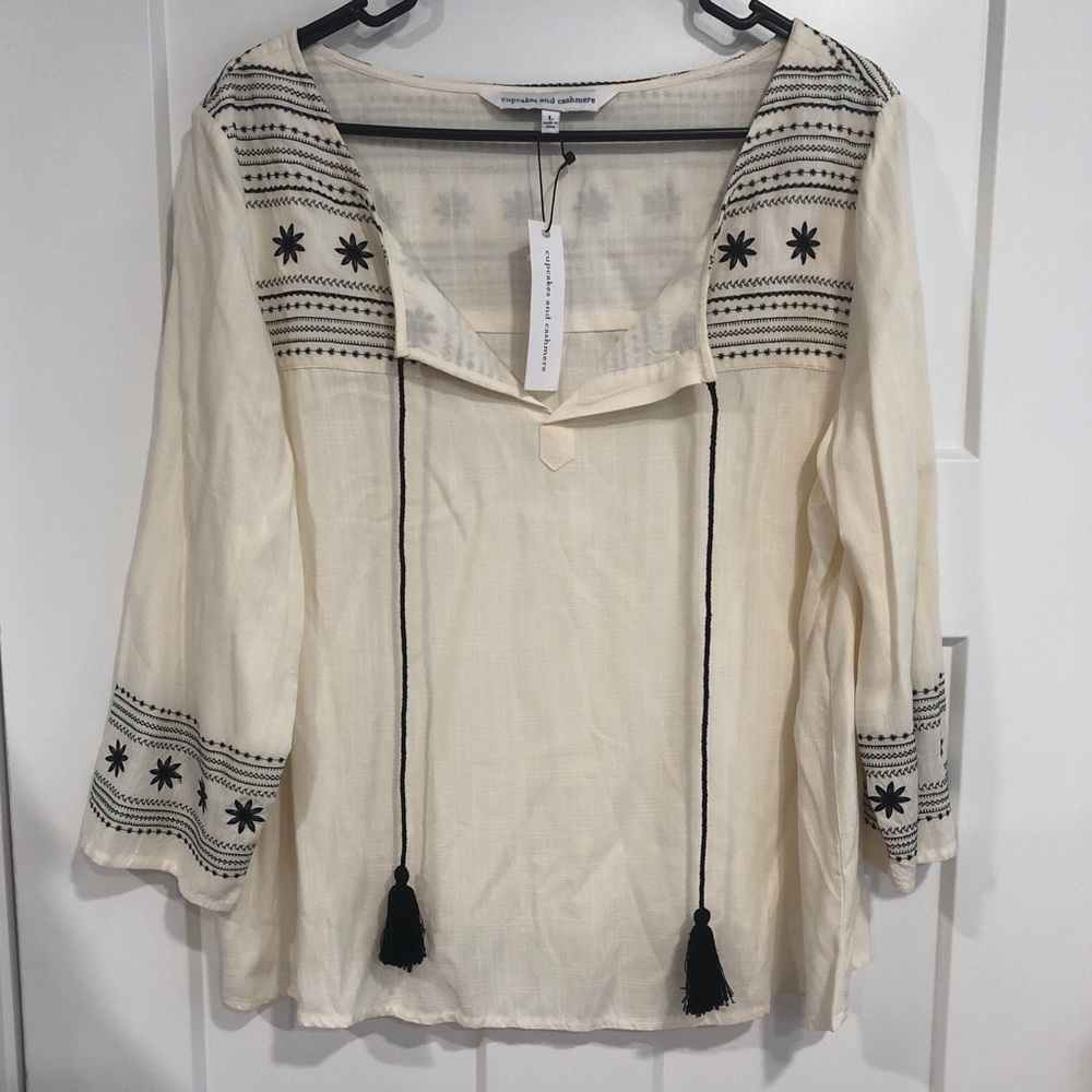 Cupcakes And Cashmere Top Womens Sz‎ L Boho Tassel Embroidered 3/4 Sleeve Rayon